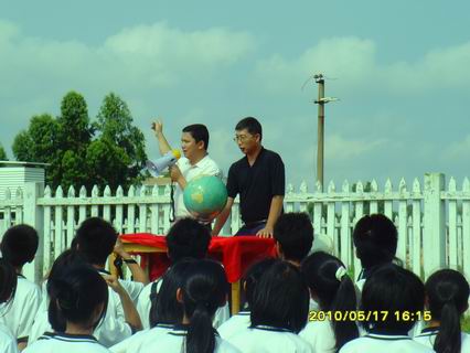 认真科技人员解说“风云变幻”